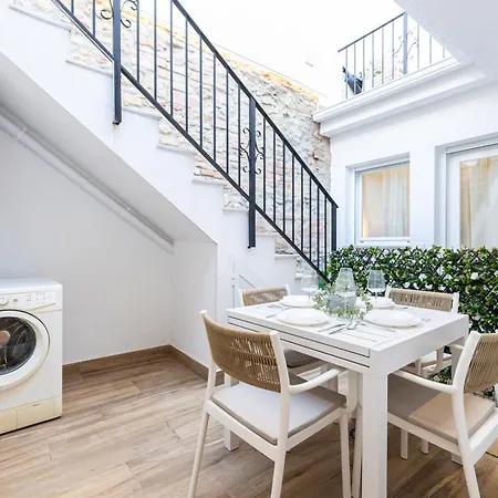 Modern Duplex Courtyard -2bedrooms 2baths Μάλαγα